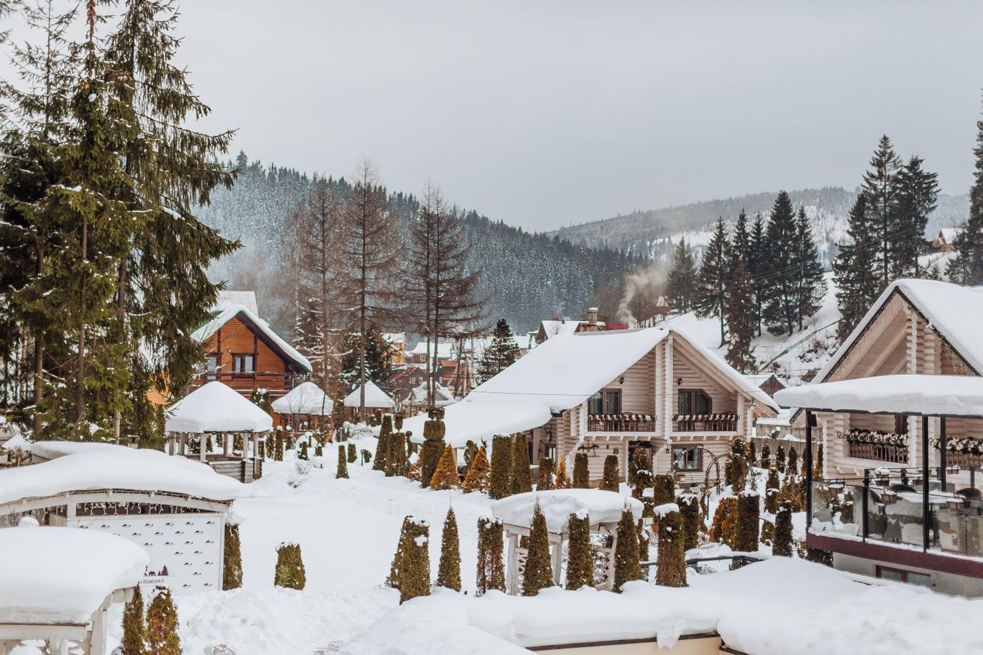 Hotel Vedmezhyi Dvir Bukovel Esterno foto