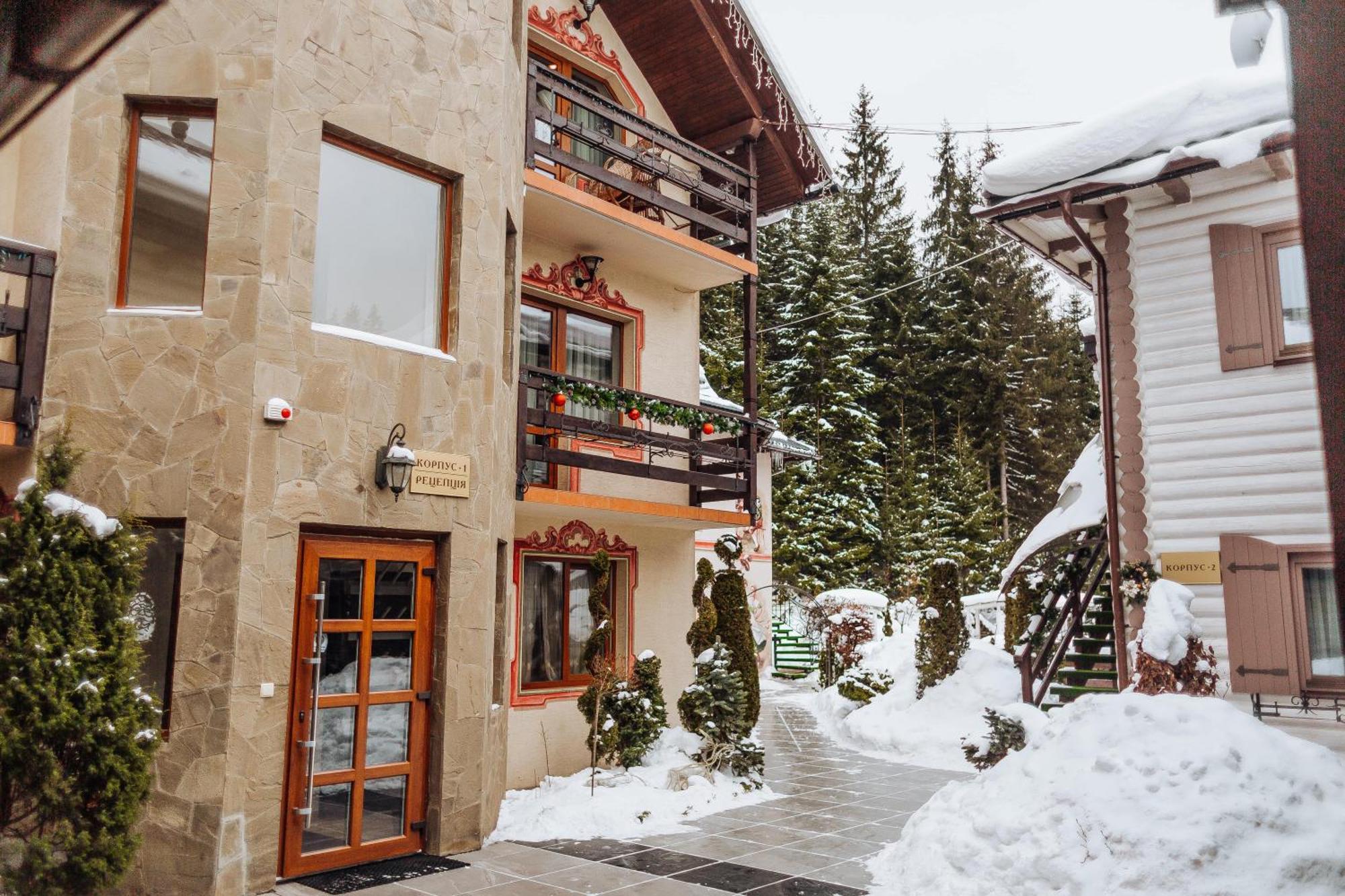 Hotel Vedmezhyi Dvir Bukovel Esterno foto