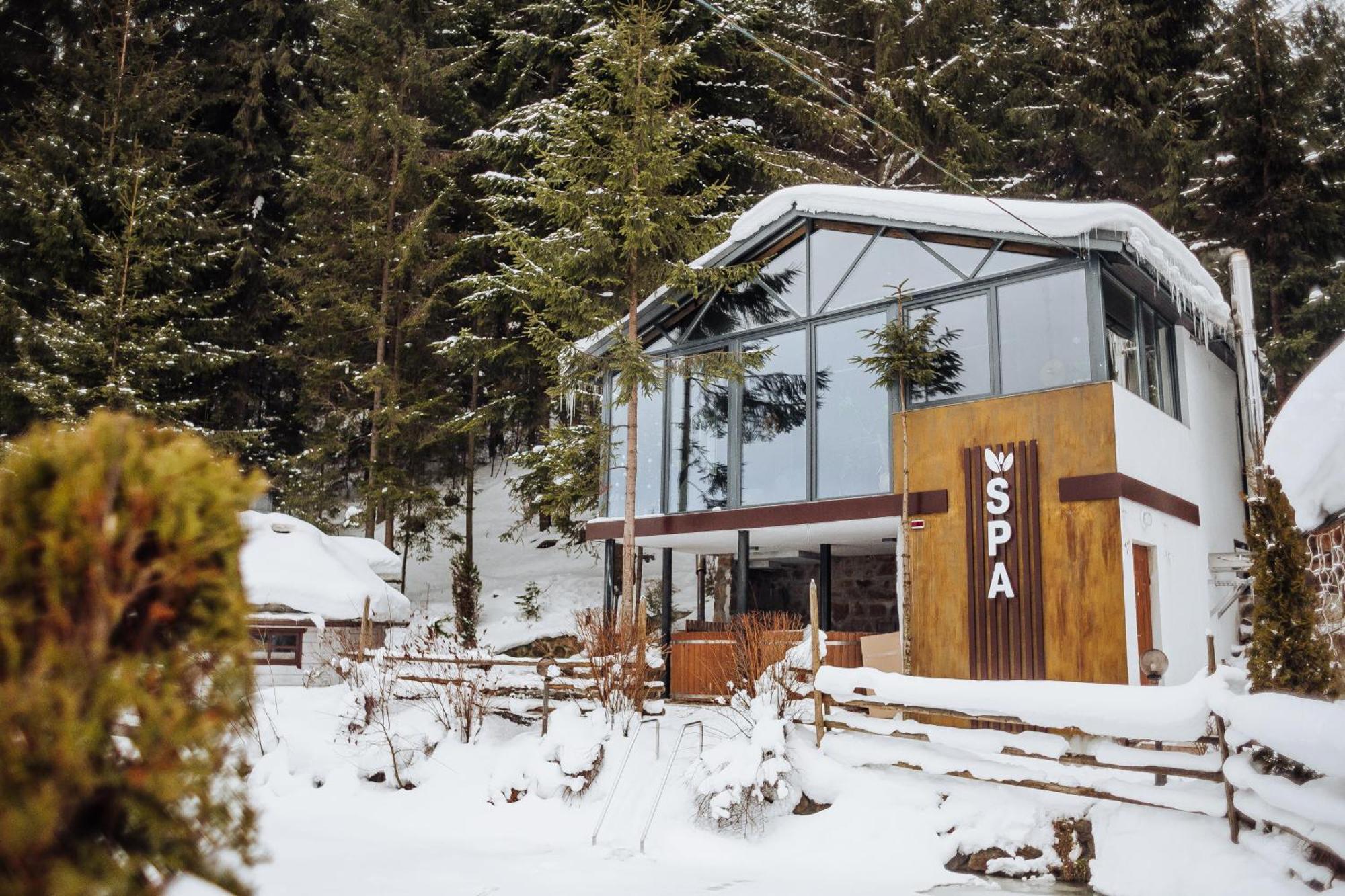Hotel Vedmezhyi Dvir Bukovel Esterno foto