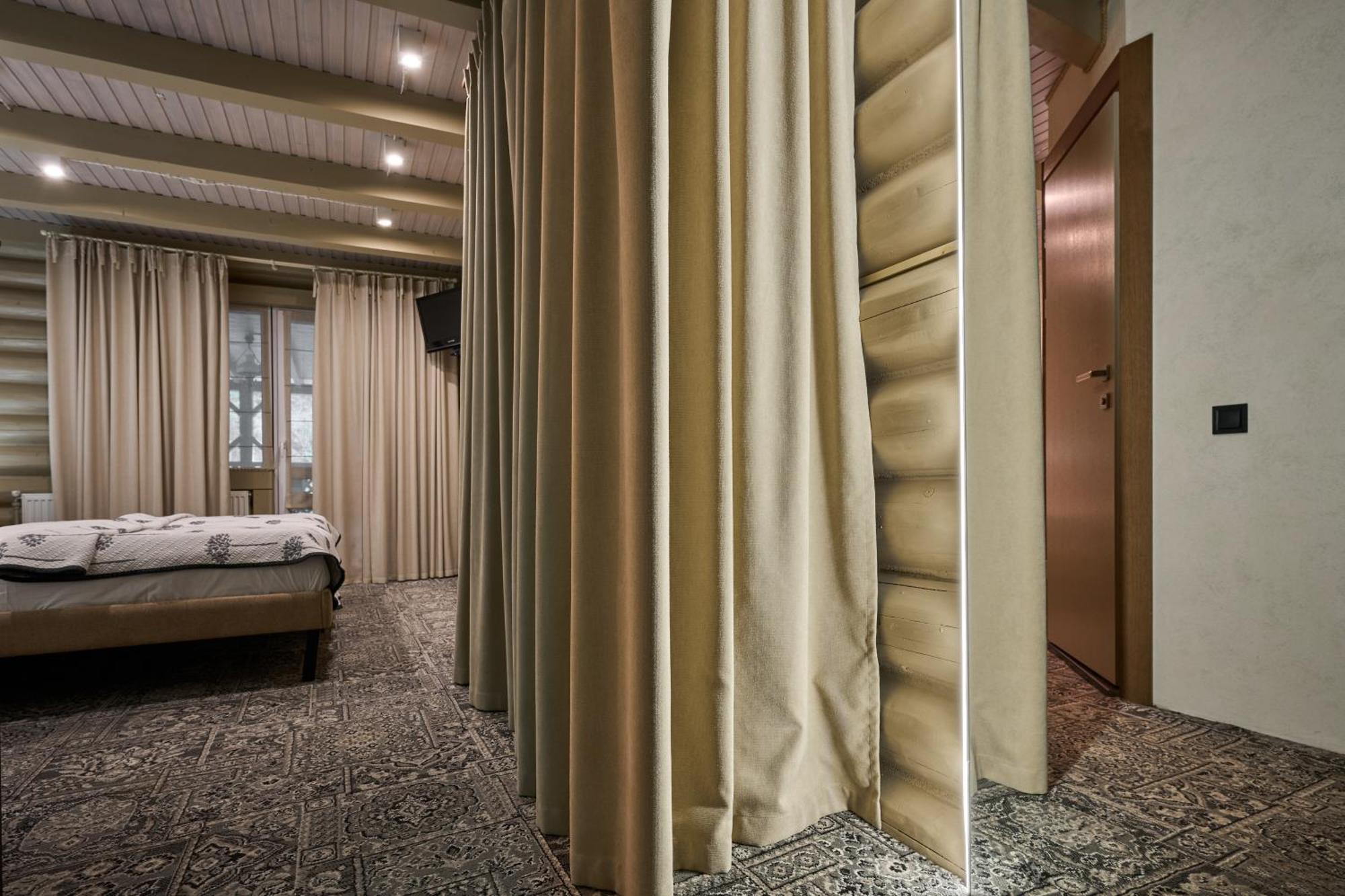 Hotel Vedmezhyi Dvir Bukovel Esterno foto
